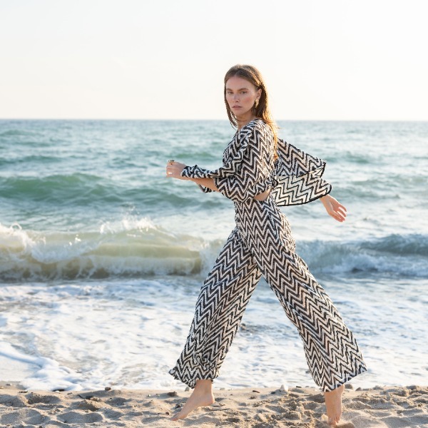 Be the queen of the beach this summer with a beautiful beach dress, kimonos, kaftans and macrame dress!